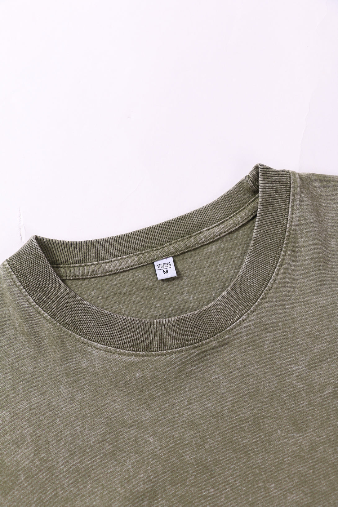 Close-up detail of the durable 1x1 rib collar on the 230G Cotton vintage long-sleeved T-shirt.