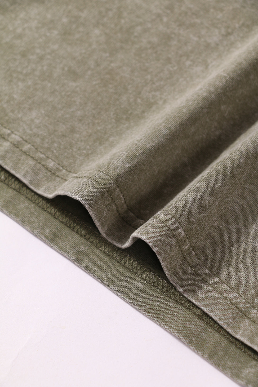 Detail of the finely stitched hem on the 230G Cotton vintage long-sleeved T-shirt.