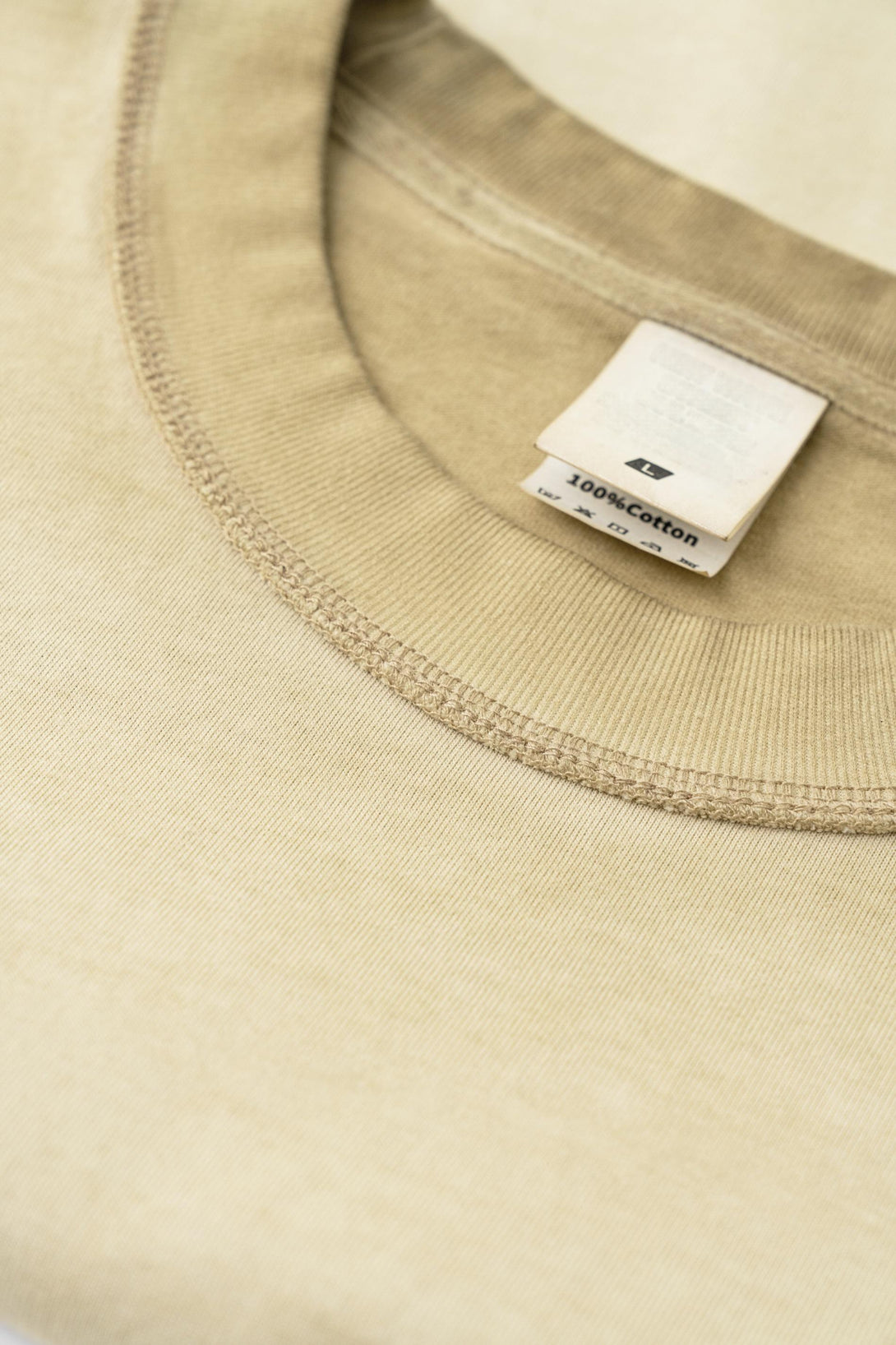 Khaki pigment-dye collar with cracked-print texture - Raw-edge neckline detail for streetwear production