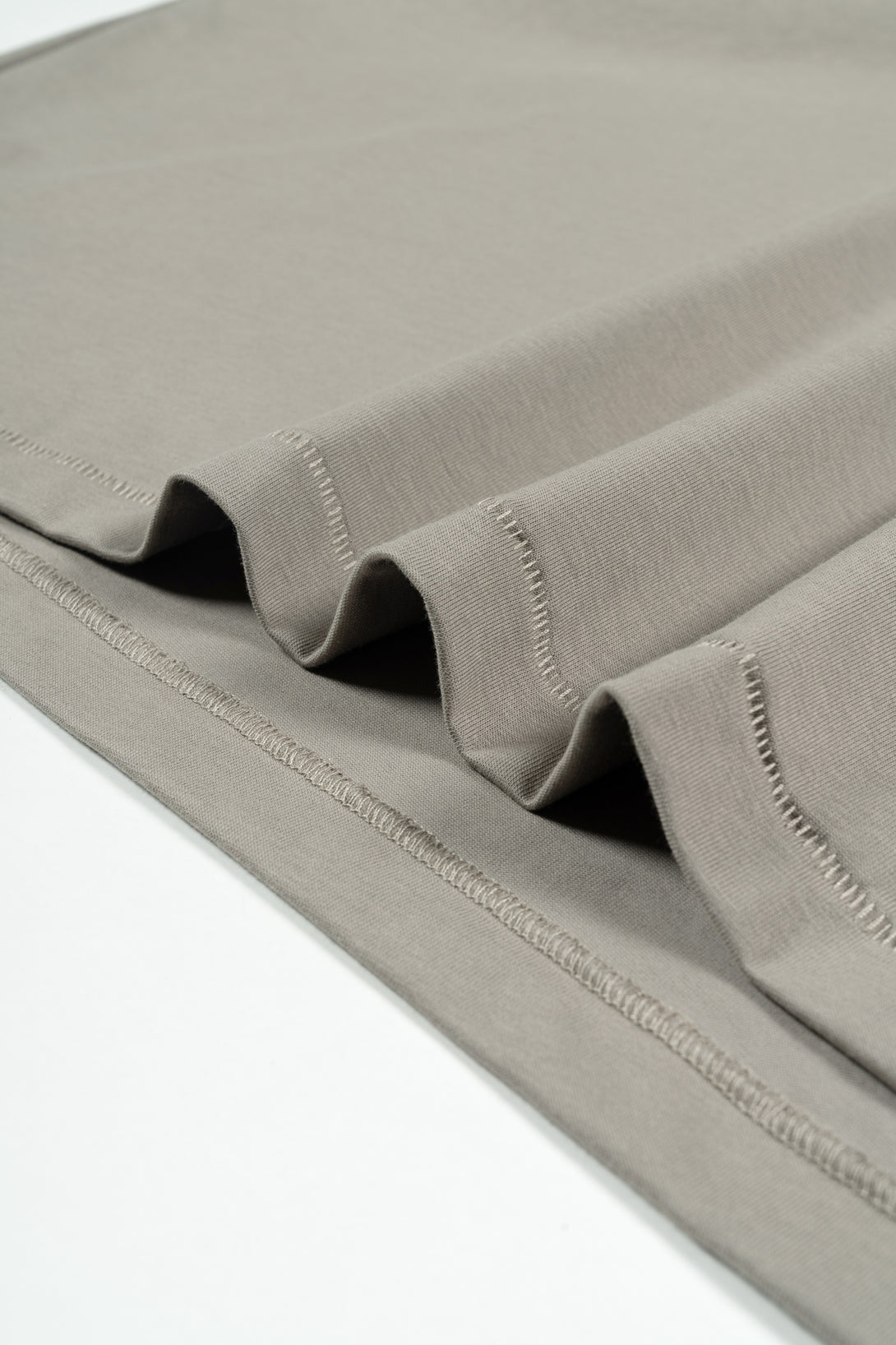 Durable bottom hem stitching on 240g T-shirt
