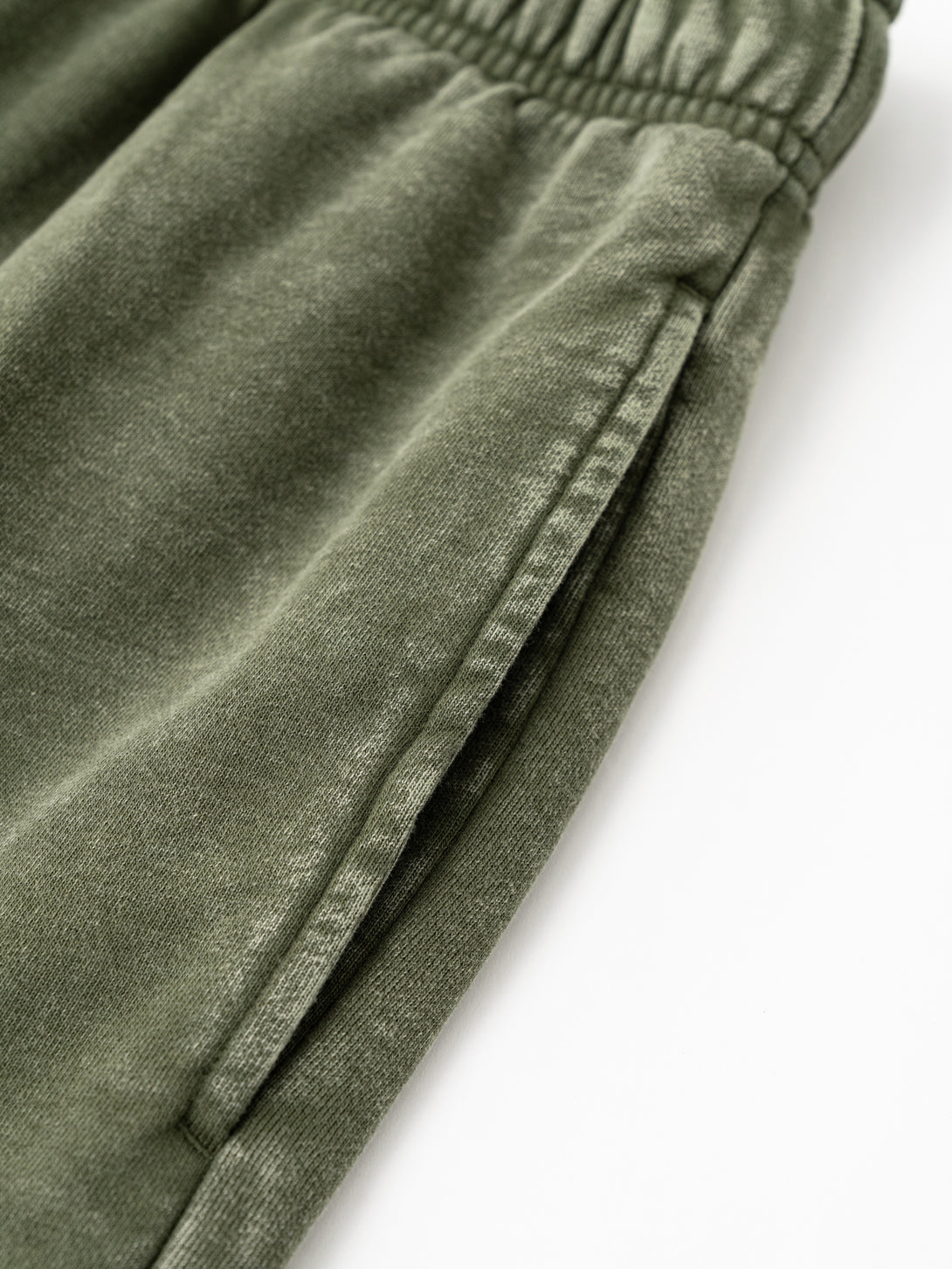 Reinforced front pocket with vintage colorblock design